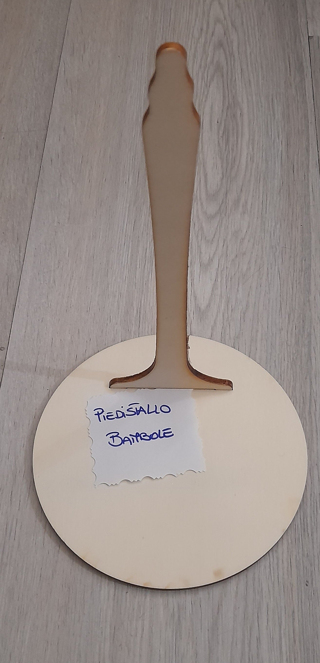 Piedistallo in legno per bambole