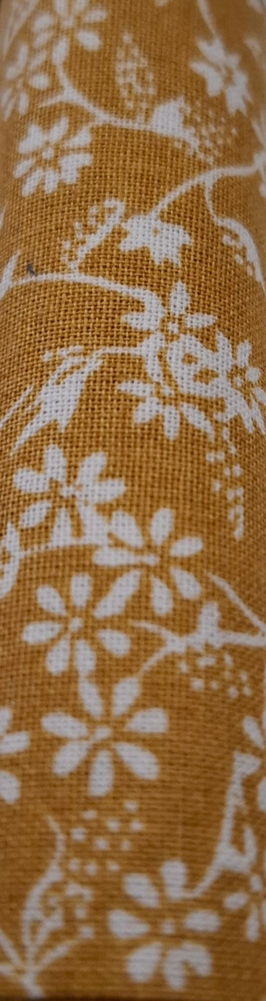Tessuto arancione fiori bianchi