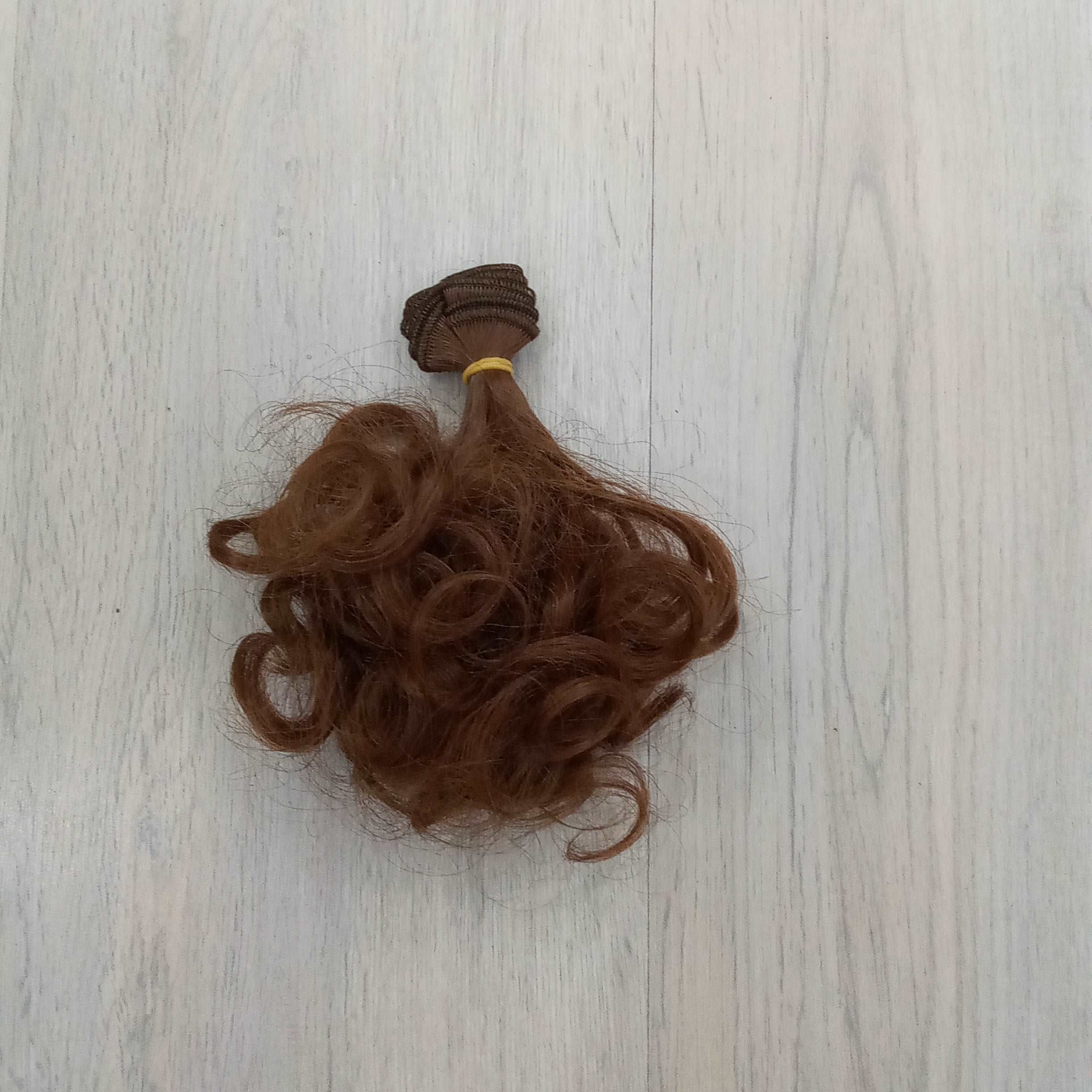 Regala alle tue bambole un look elegante con i capelli corti e ricci