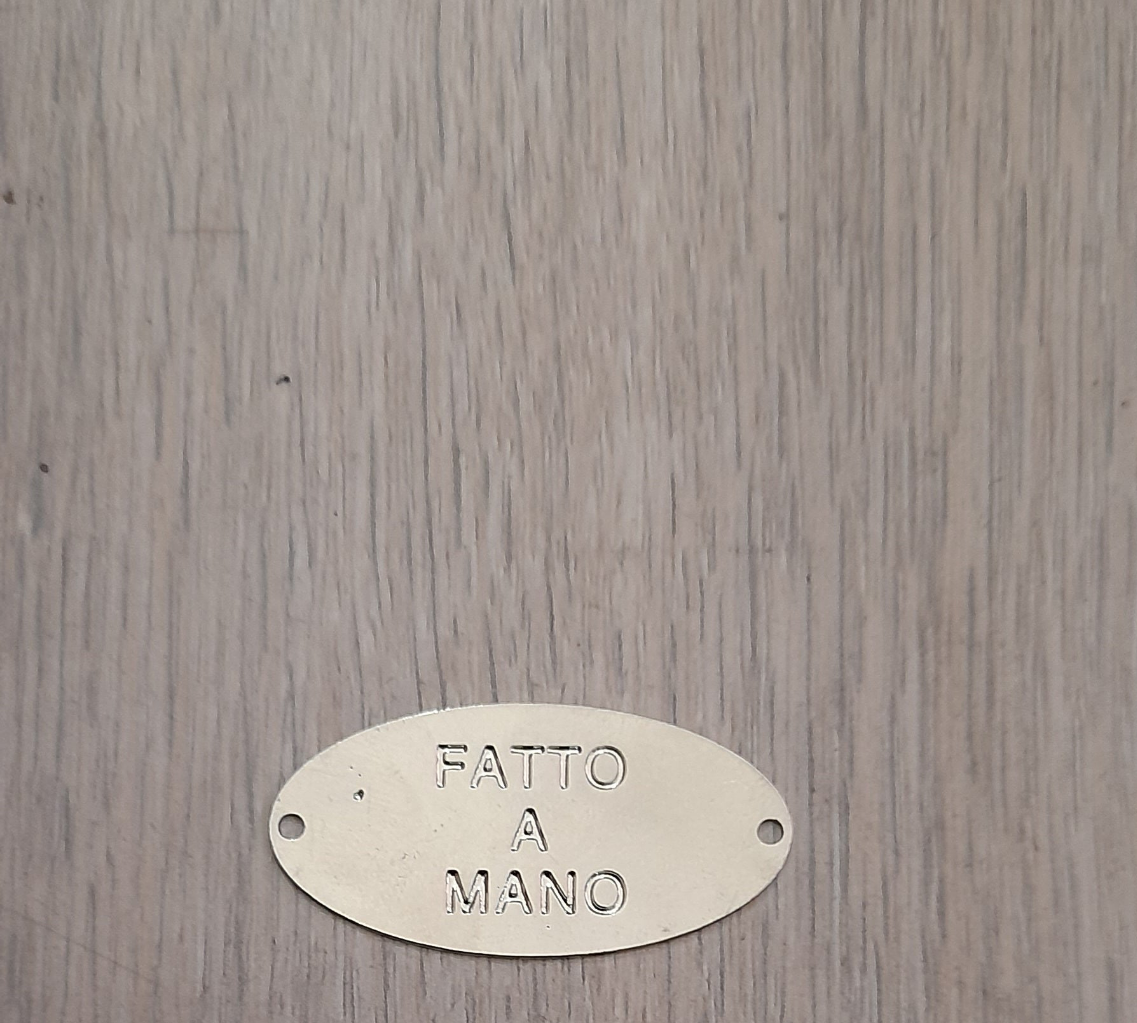 Targhetta in metallo con scritta: fatto a mano - Terghetta